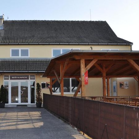 Sport Hotel Ostrov Trenčín Eksteriør billede