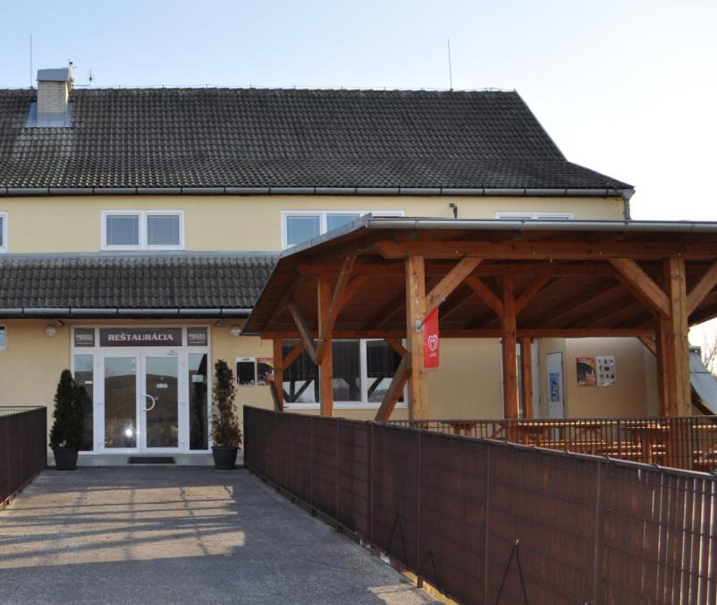 Sport Hotel Ostrov Trenčín Eksteriør billede
